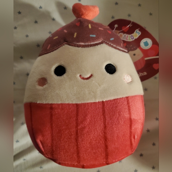 Elpha the cupcake Valentine's Day 2023 Squishmallow - Picture 1 of 4